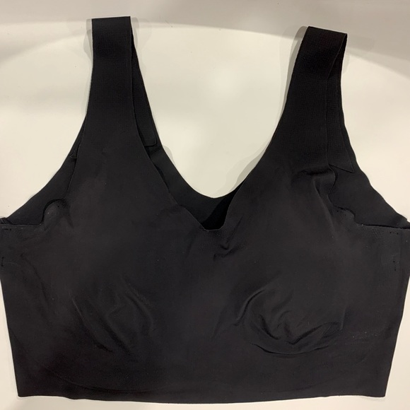 Seamless pullover bra
Lightweight fabric for second-skin feel - Picture 3 of 4